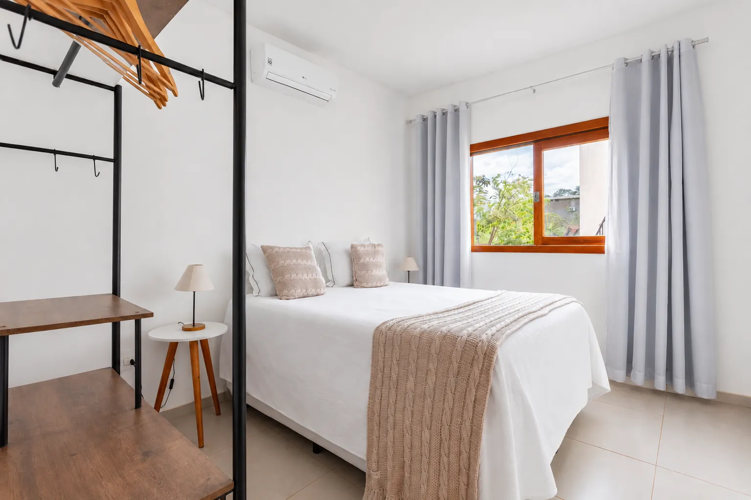 Quarto com cama Queen em apartamento do Cerrado Ville em Alto Paraíso de Goiás