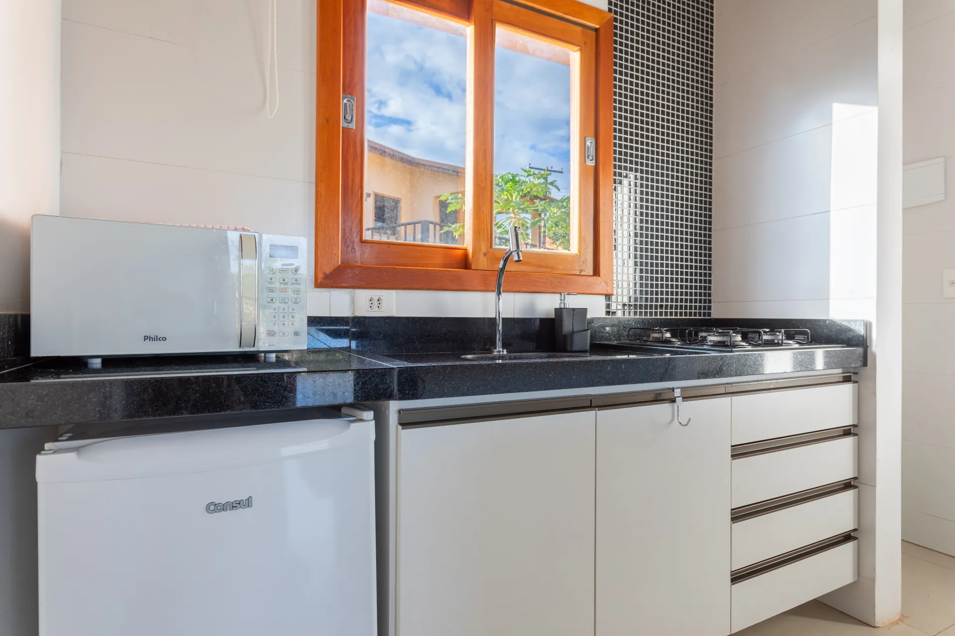 Cozinha completa e equipada de apartamento do Cerrado Ville em Alto Paraíso de Goiás