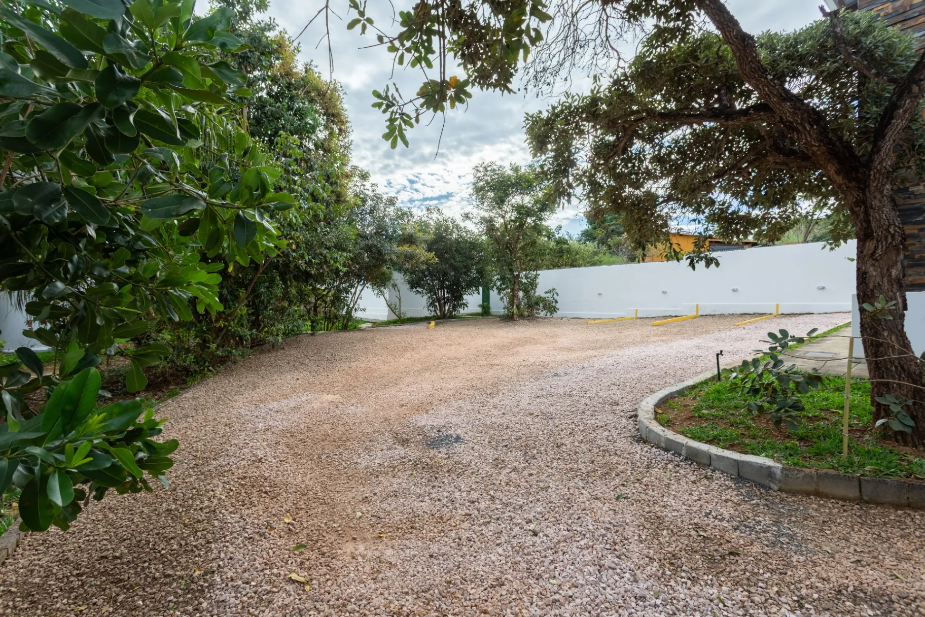 Estacionamento interno e privativo com portão eletrônico na hospedagem Cerrado Ville
