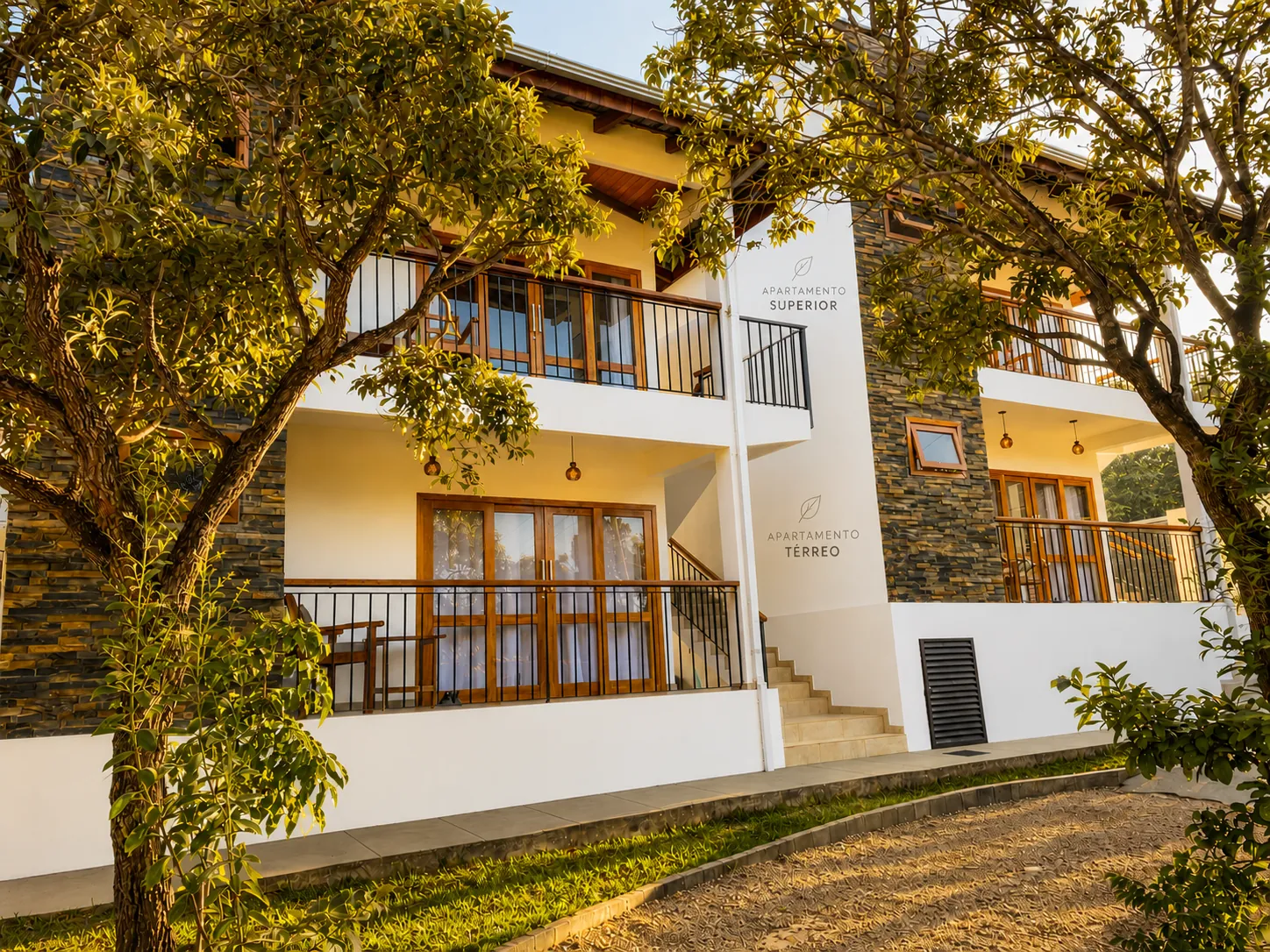 Fachada dos apartamentos Cerrado Ville — Superior e Térreo entre as árvores
